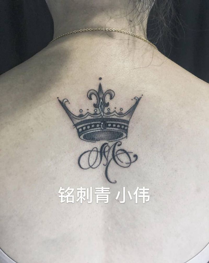 皇冠纹身图片_颈部纹身图案