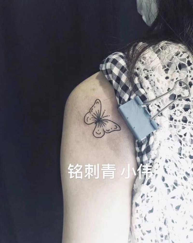 蝴蝶纹身图片_肩部纹身图案