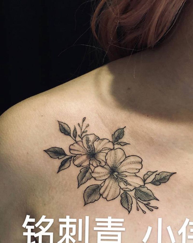 素花纹身图片_胸部纹身图案