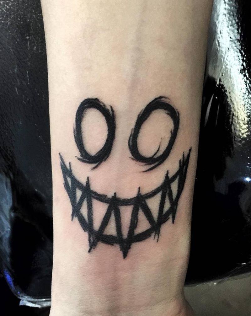 笑脸,笑的你发慌,纹身价格最低纹身图片_手部欧美写实Old School纹身图案