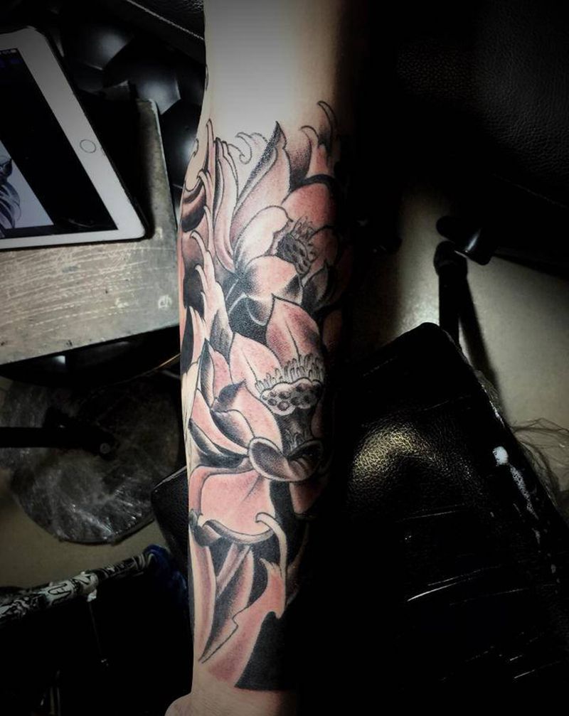 荷花包小臂，帅到掉渣男和好吧…纹身图片_背部Old School水墨纹身图案