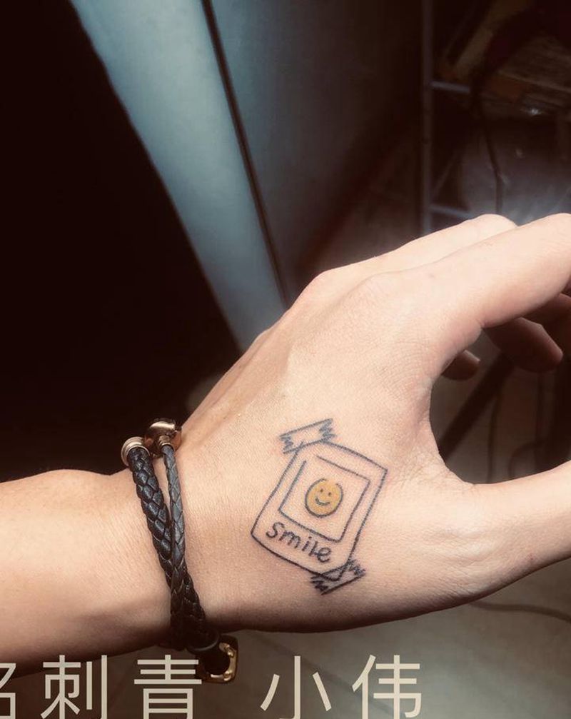 笑脸纹身图片_手部纹身图案
