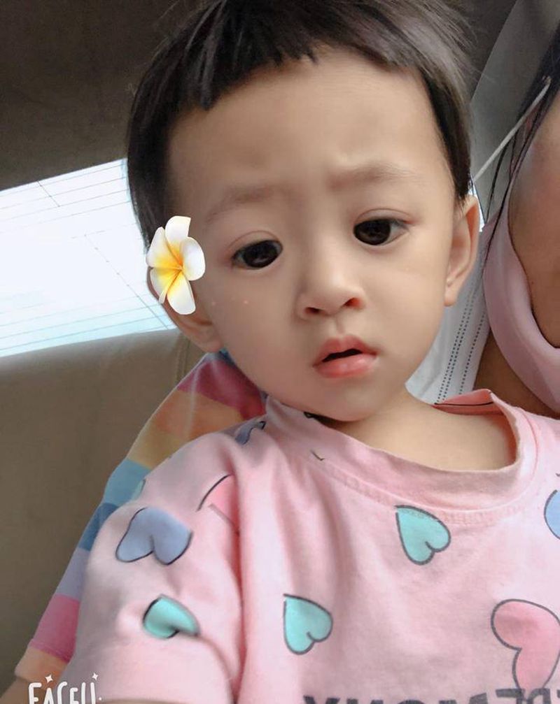 你是我的小可爱纹身图片_背部肩部点刺欧美写实小孩头像写实纹身图案