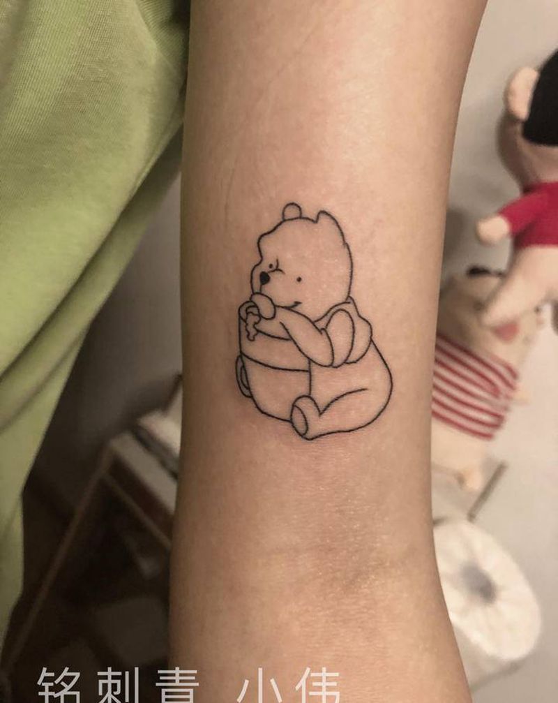 维尼纹身图片_手臂点刺纹身图案