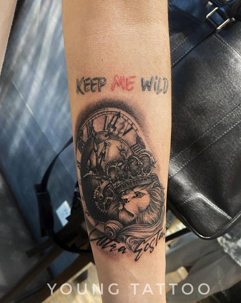 狮子纹身图片_手臂欧美写实时钟狮子纹身图案