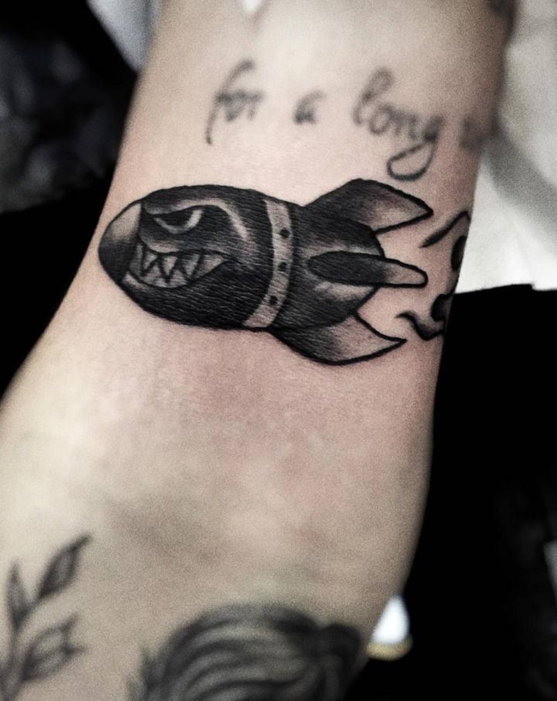 炸弹,帅爆了,帅呆了,完美不浮纹身图片_腰部颈部New School几何纹身图案