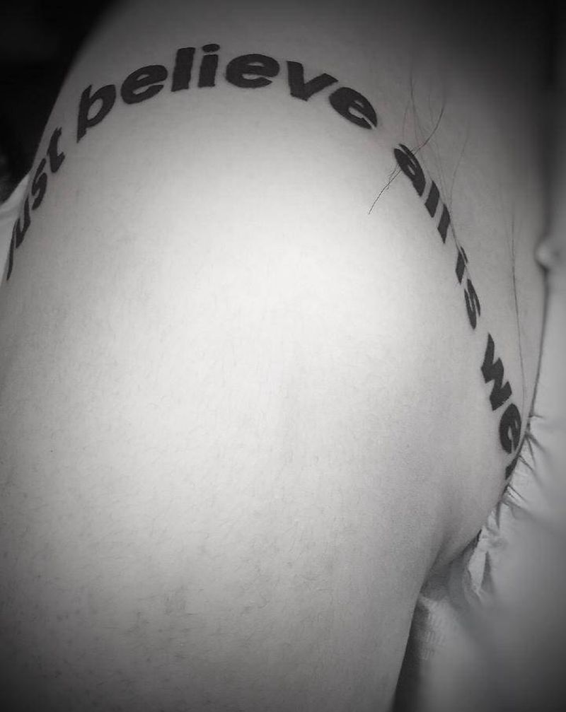 只收材料费，不墨迹，干就完事纹身图片_手部臀部花体字新传统纹身图案