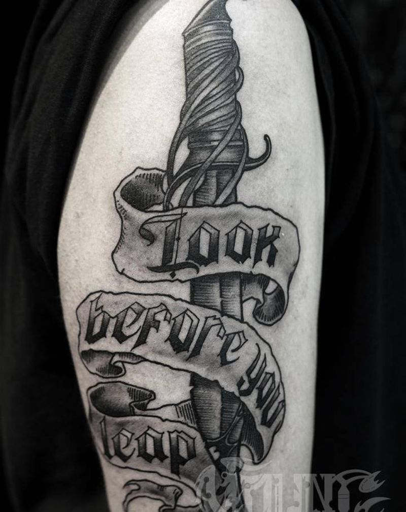 宝剑纹身图片_手臂欧美写实纹身图案