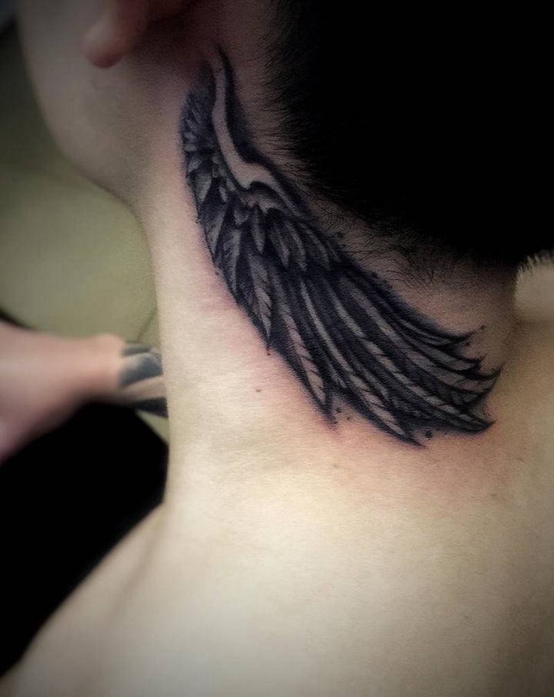 美女脱光了纹，特价，干就完事了纹身图片_颈部腿部New School纹身图案