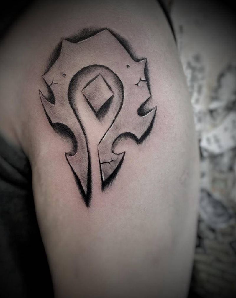 纹身立马中了一千万大奖，美女倒纹身图片_腰部臀部New School几何纹身图案