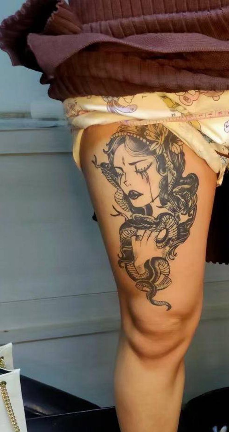 黑灰纹身图片_腿部纹身图案