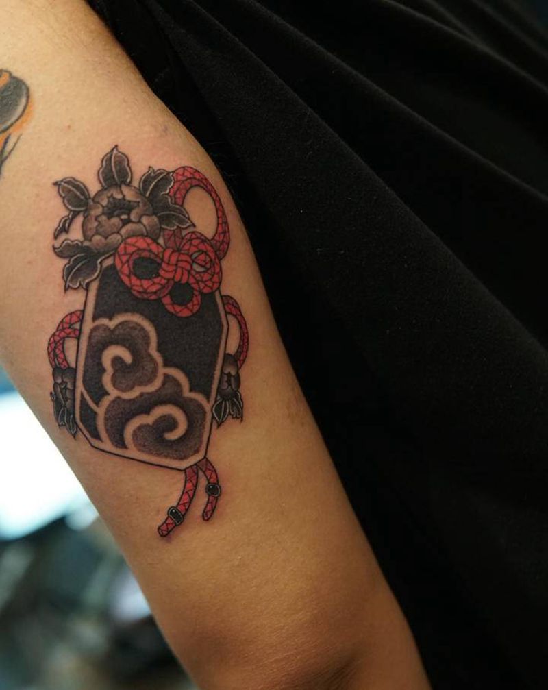 日式御守纹身图片_肩部老传统点刺纹身图案