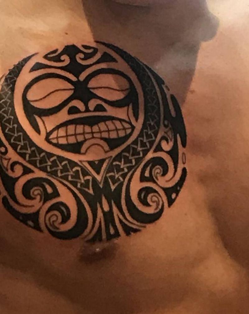 图腾花胸纹身图片_胸部图腾纹身图案
