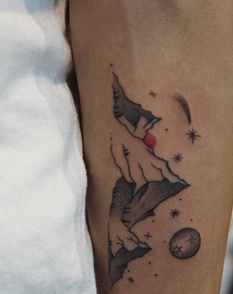 简约山川纹身图片_手臂点刺纹身图案