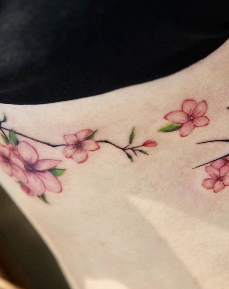 桃花与燕纹身图片_腰部水彩纹身图案