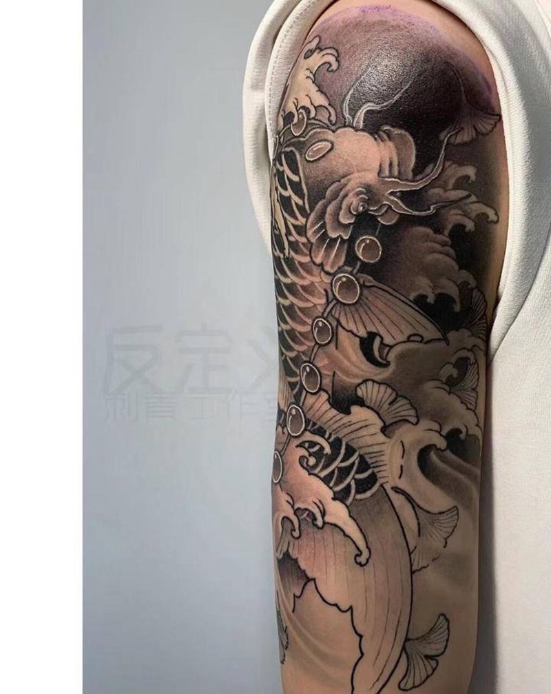 鲤鱼纹身图片_手臂传统鲤鱼纹身图案