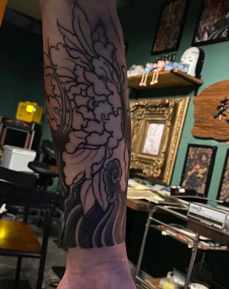 传统牡丹纹身图片_手臂老传统纹身图案