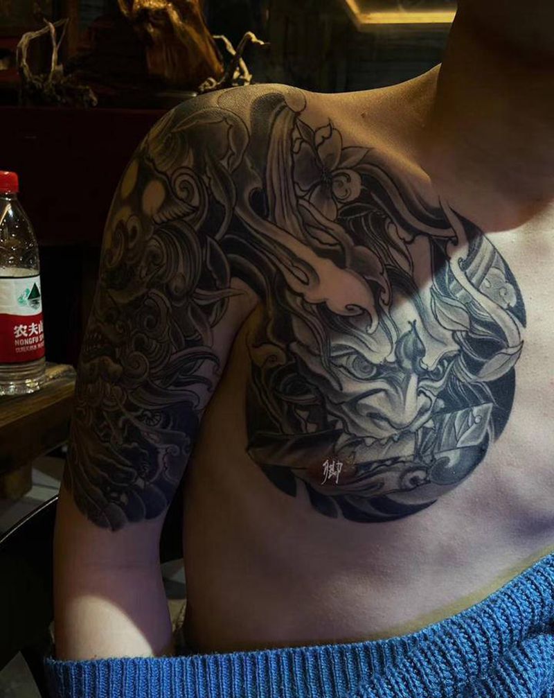 新传统半胛纹身图片_胸部新传统纹身图案