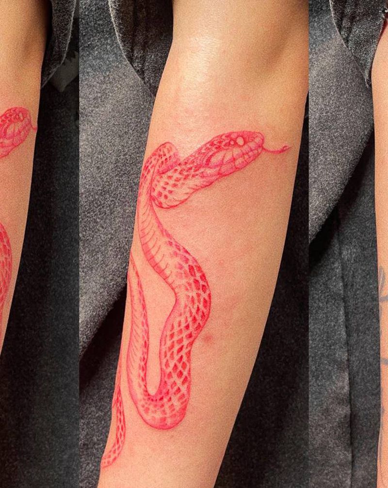 红粉色的蛇纹身图片_手臂手部New School欧美写实纹身图案