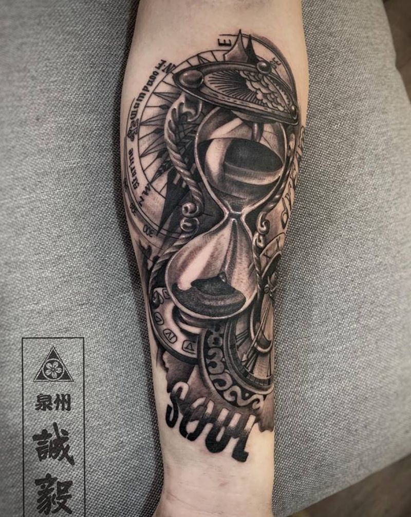 沙漏纹身图片_手臂腿部欧美写实New School沙漏指南针钟表纹身图案