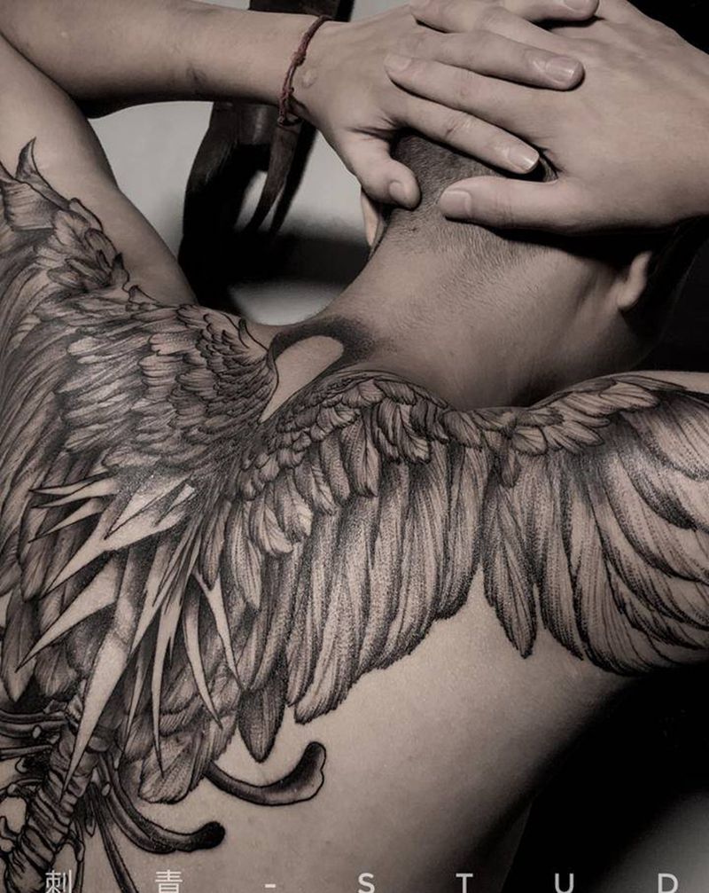 天使之翼纹身图片_背部肩部欧美写实点刺翅膀纹身图案