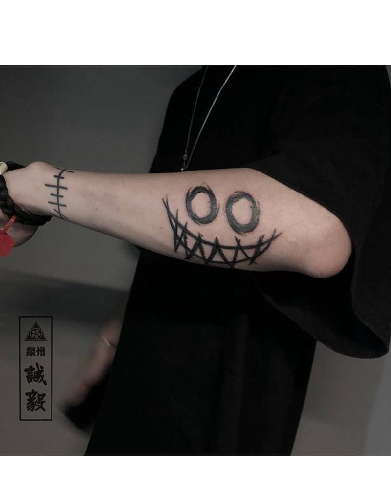 小丑笑脸纹身图片_手臂腿部几何点刺纹身图案