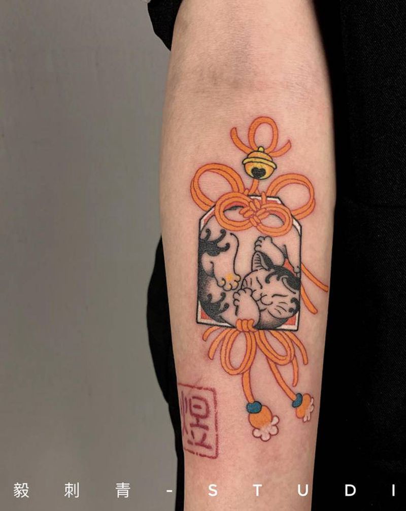 猫咪御守纹身图片_手臂新传统老传统纹身图案