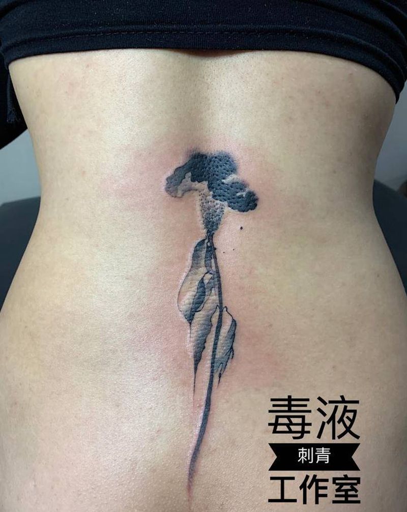 花纹身图片_腰部水墨纹身图案