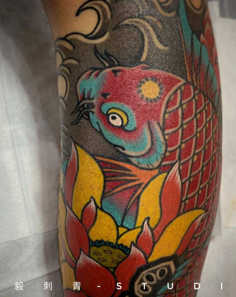 老传统小腿锦鲤纹身图片_手臂腿部老传统新传统纹身图案