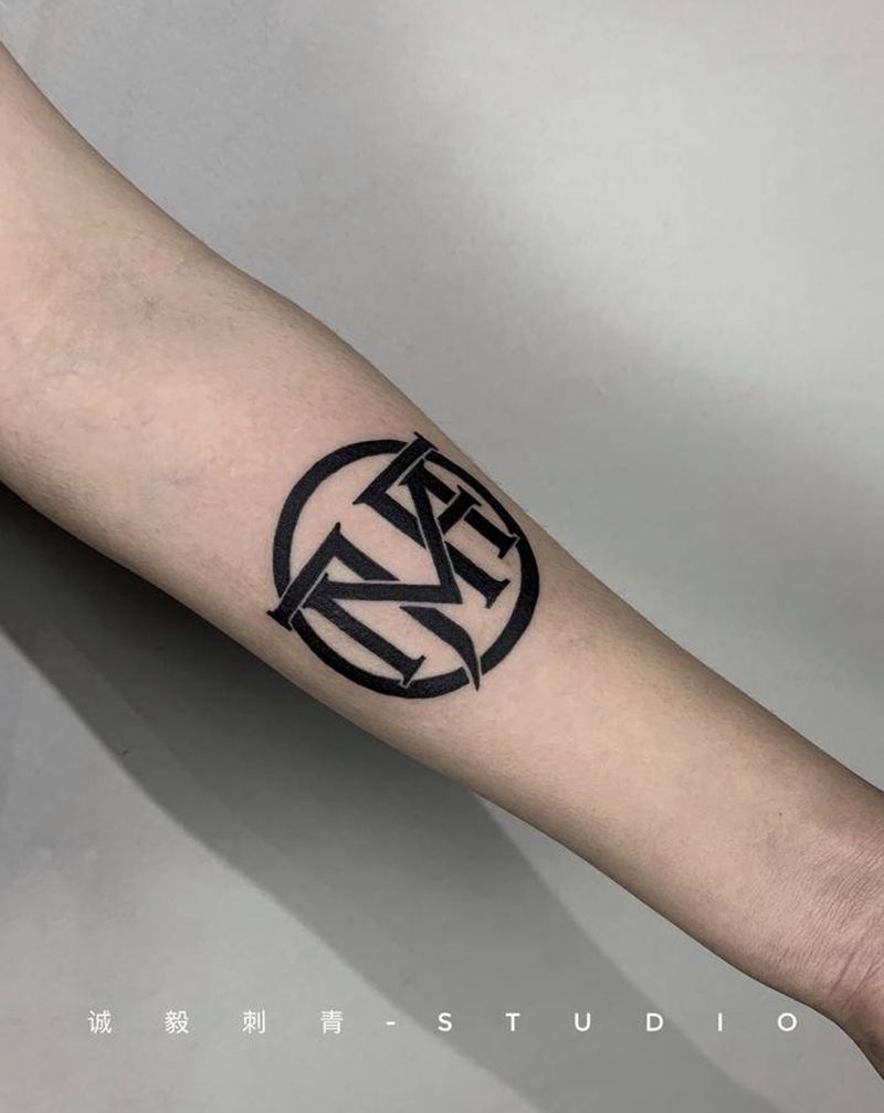 顽童logo纹身图片_手臂腿部图腾Old School纹身图案