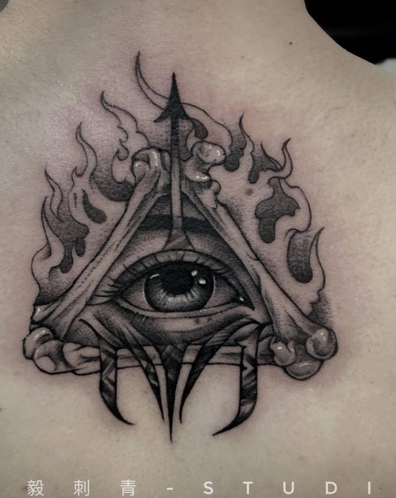 上帝之眼纹身图片_肩部背部New School欧美写实纹身图案