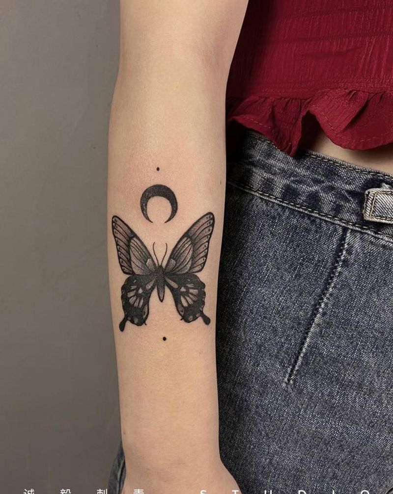 蝶与月纹身图片_手臂胸部New School点刺蝴蝶月亮纹身图案