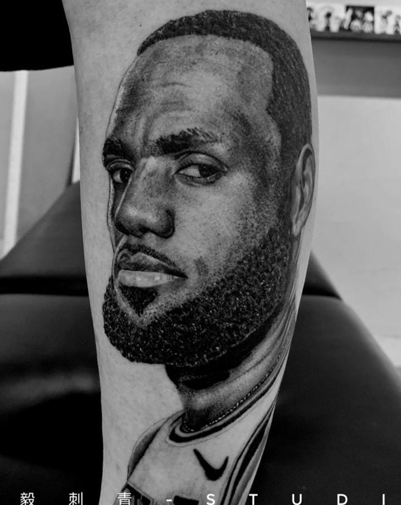 小皇帝詹姆斯纹身图片_腿部手臂欧美写实肖像小皇帝纹身图案