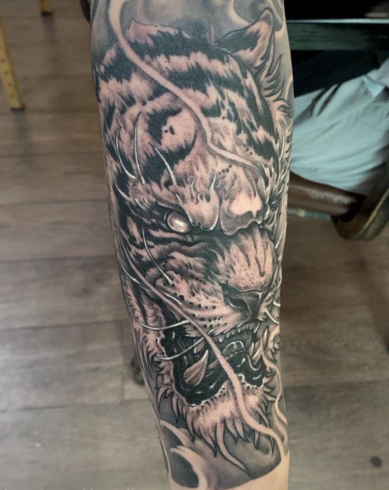 新传统老虎纹身图片_手臂腿部新传统老传统老虎纹身图案