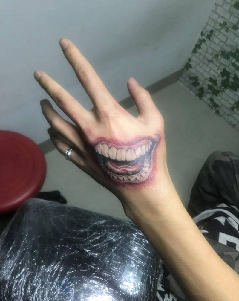 大嘴纹身图片_手部水彩纹身图案