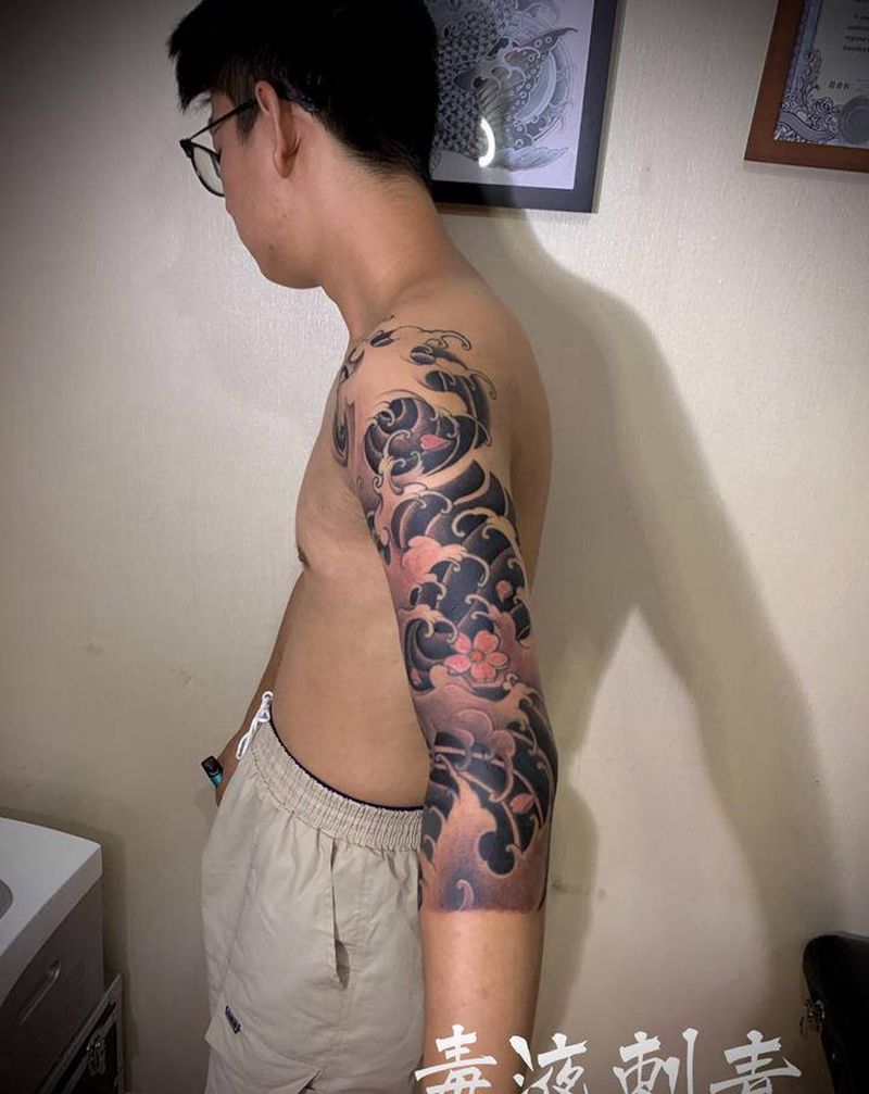 老传统浪臂纹身图片_手臂老传统纹身图案