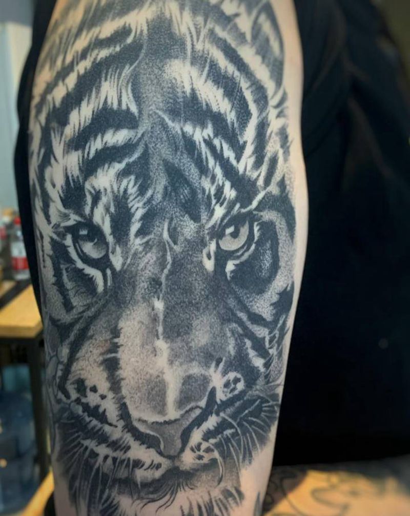 虎      完纹身图片_手臂肩部欧美写实老虎纹身图案
