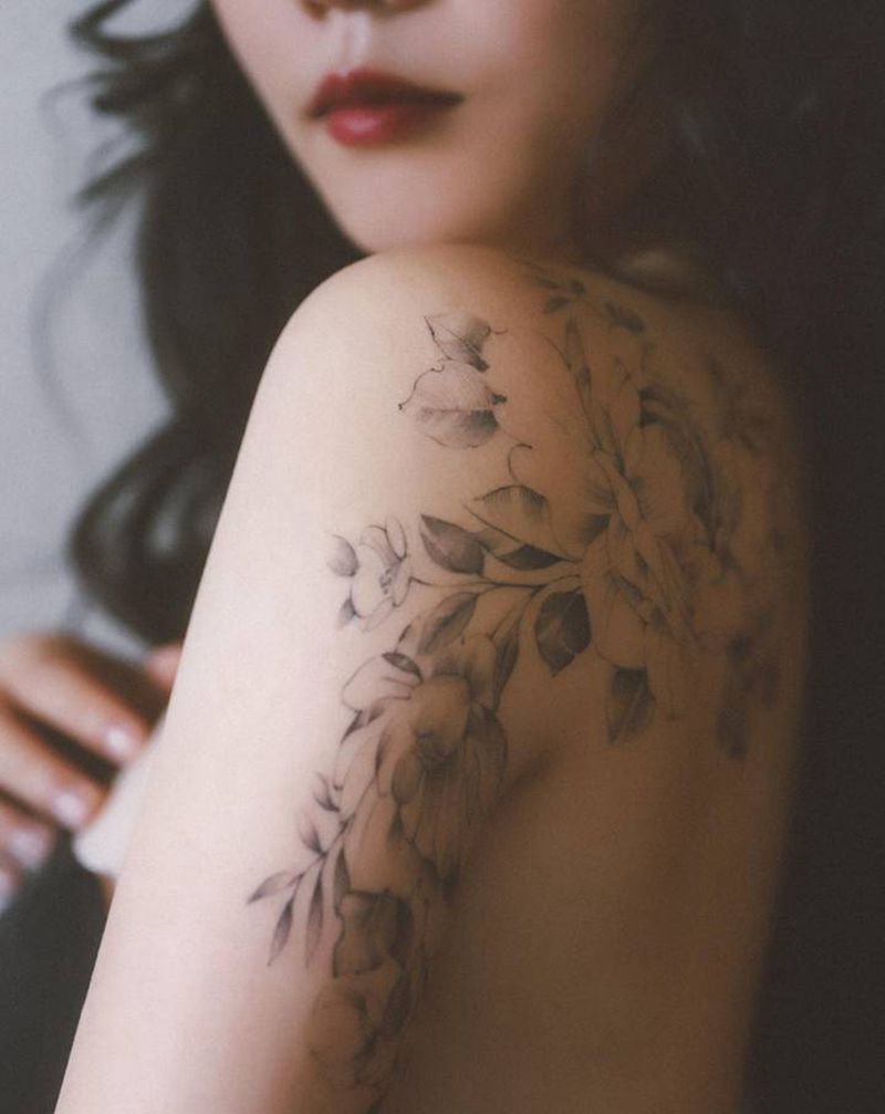 素花买家秀纹身图片_手臂肩部点刺纹身图案