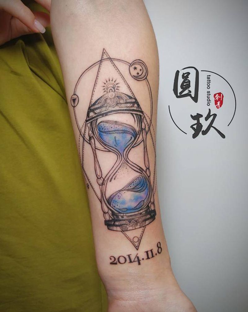 星空沙漏纹身图片_手臂水彩点刺纹身图案