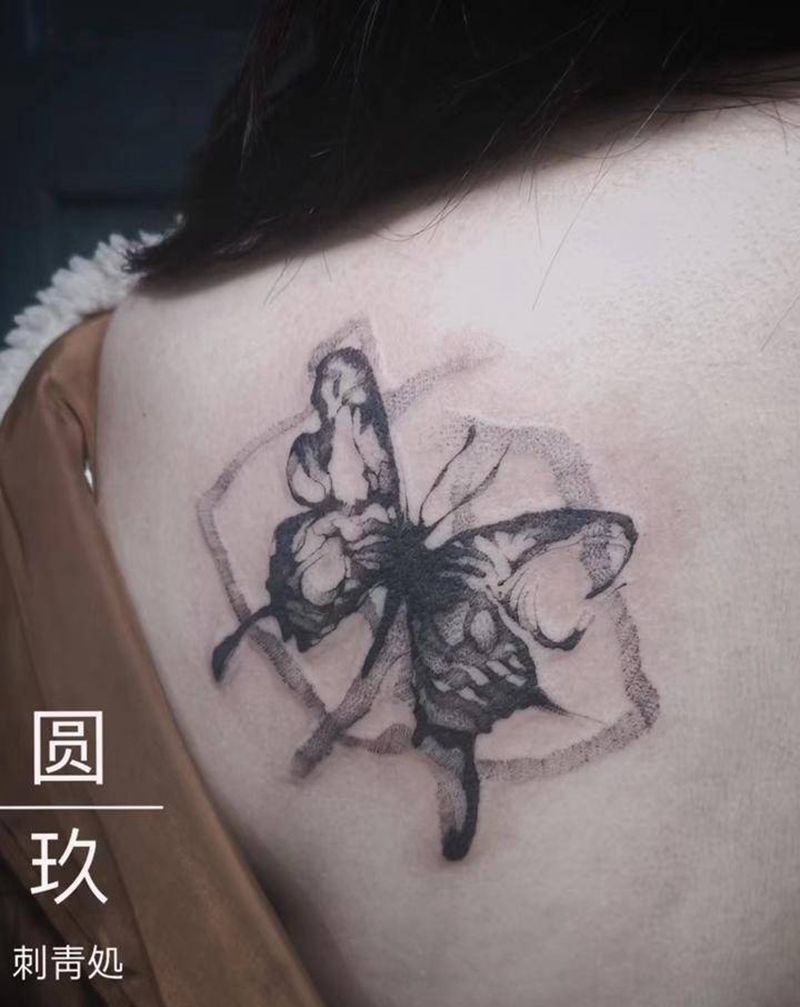 蝴蝶儿纹身图片_背部点刺纹身图案