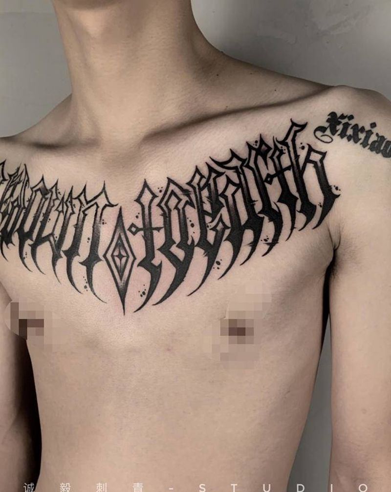 花体字花胸纹身图片_肩部胸部花体字点刺纹身图案