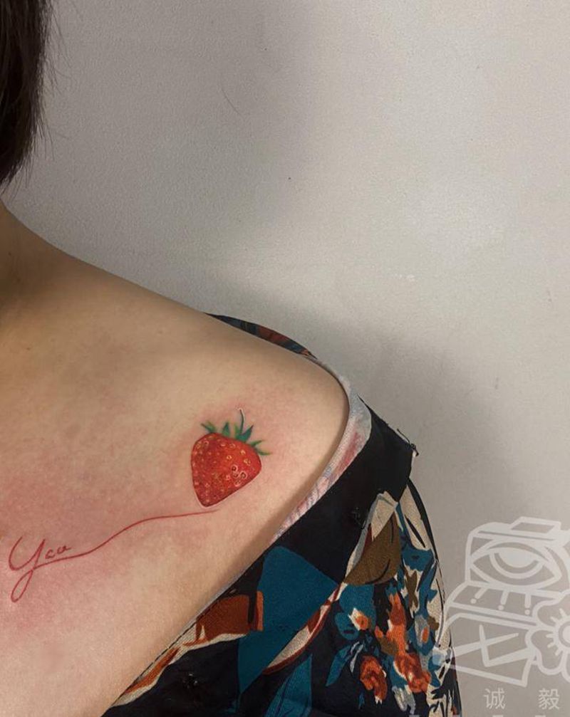 小清新英文草莓纹身图片_肩部胸部欧美写实水彩纹身图案
