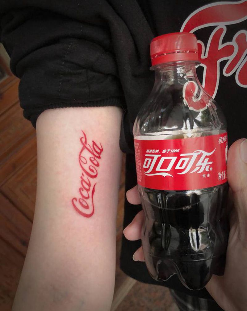 可口可乐标准纹身图片_手部花体字纹身图案