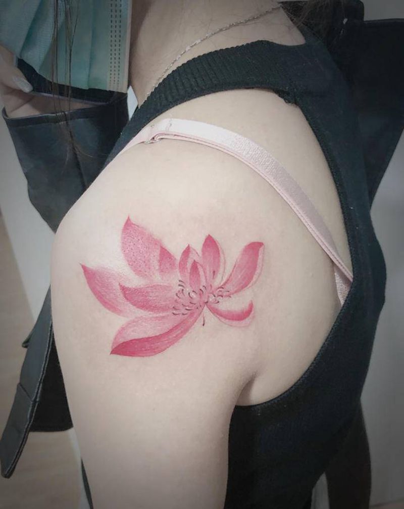 莲花纹身图片_肩部新传统水彩莲花纹身图案