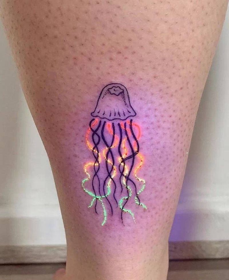 荧光水母纹身图片_腿部水彩纹身图案