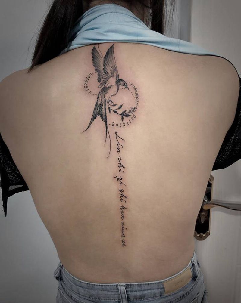 脊椎纹身图片_背部花体字脊椎燕子纹身图案