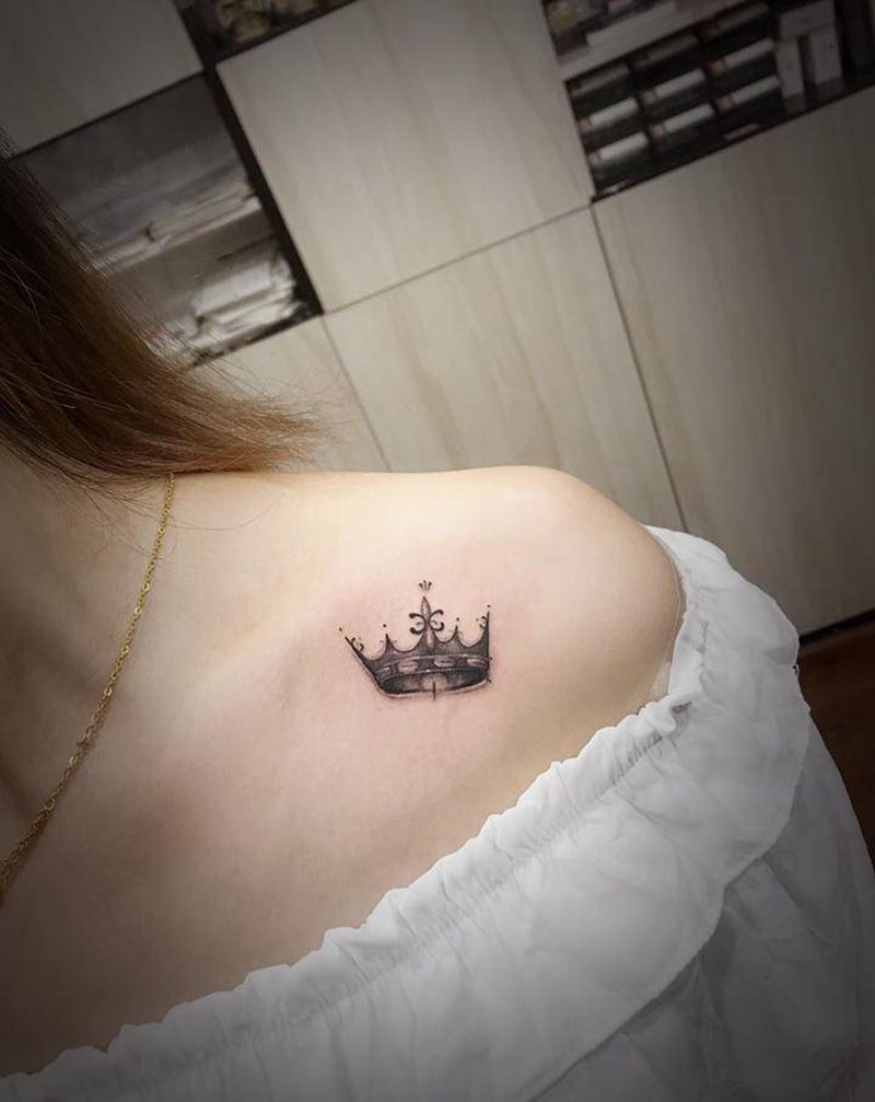 皇冠纹身图片_胸部新传统皇冠纹身图案