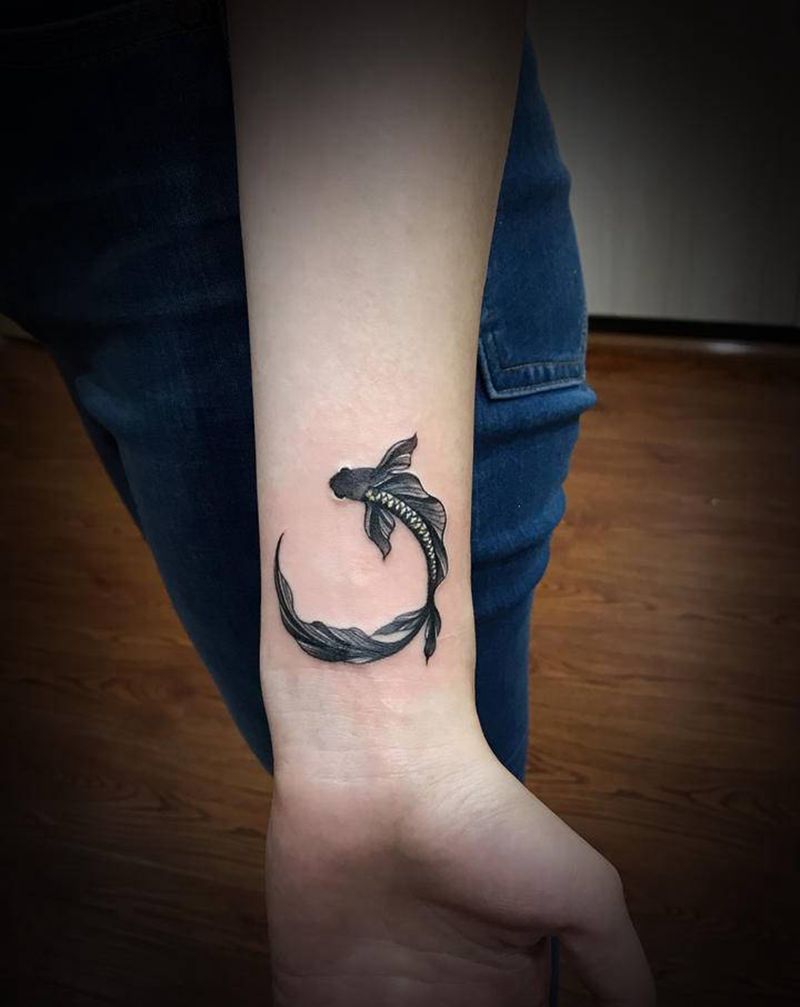 鱼纹身图片_手部新传统Old School手腕纹身图案