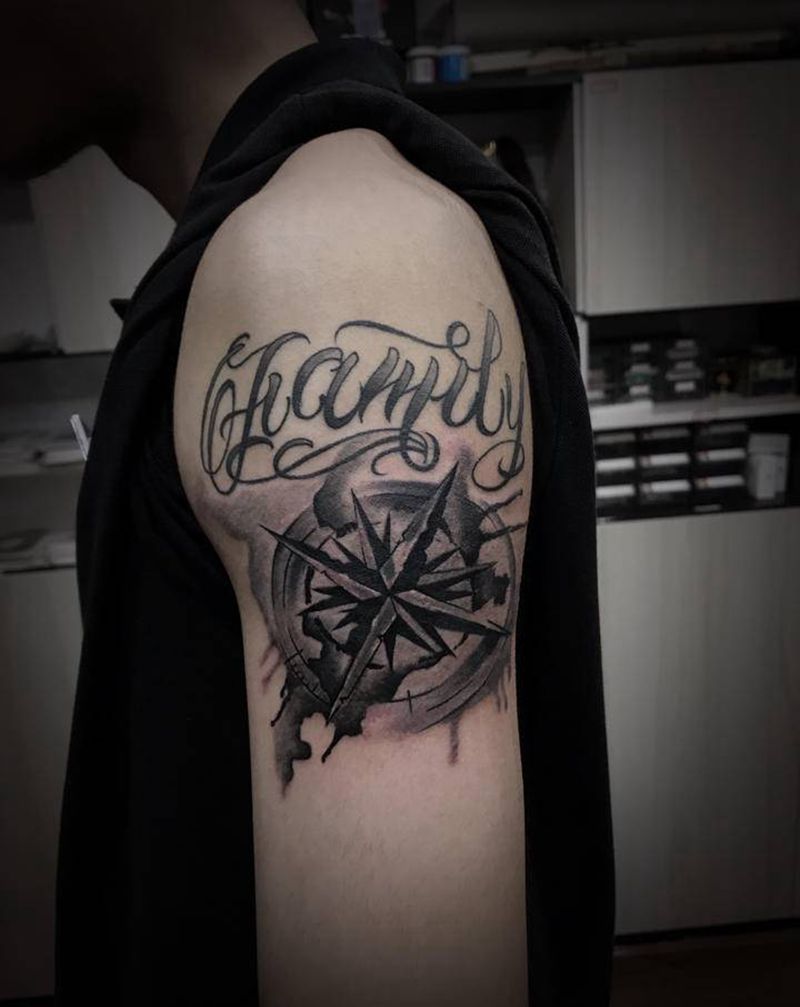 指南针纹身图片_臀部水墨指南针纹身图案