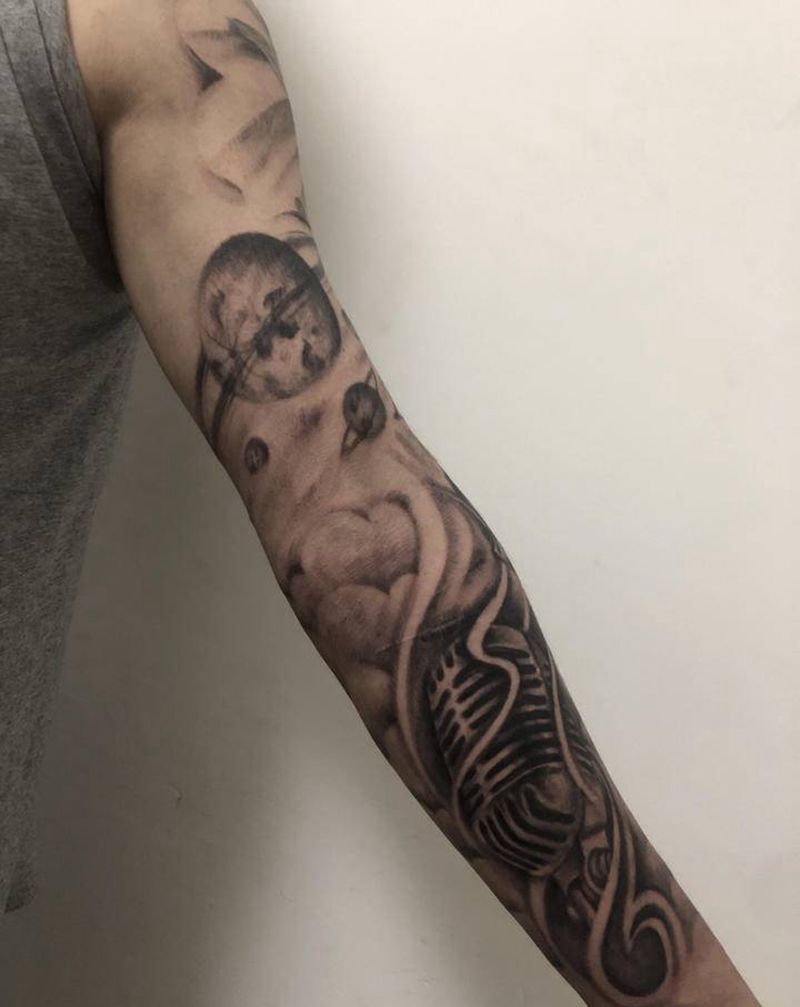 麦克风星空宇宙纹身图片_手臂手部欧美写实纹身图案